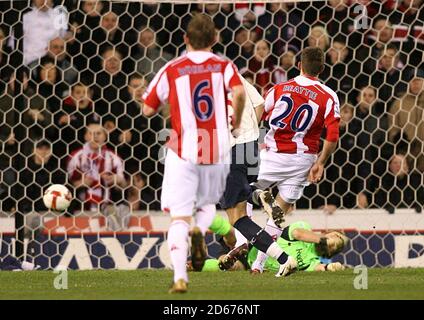 James Beattie, de la ville de stoke, a passé le gardien de but Jussi de Bolton Wanderers Jaaskelainen Banque D'Images