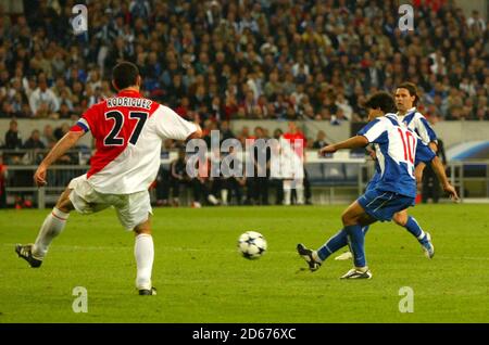 Le FC Porto's Deco marque le deuxième but contre Monaco Banque D'Images