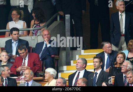 Sven Goran Eriksson, directeur de l'Angleterre, observe le FA Community Shield Match entre Manchester United et Arsenal Banque D'Images