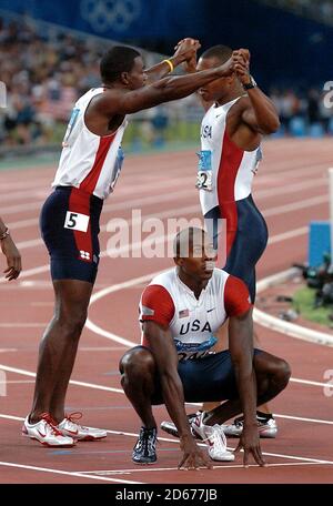 Aux États-Unis, Bernard Williams (argent) et Justin Gatlin (bronze) célèbrent le Gagnez comme Shawn Crawford (or) attend de voir son temps sur le tableau de bord (le meilleur personnel) Banque D'Images