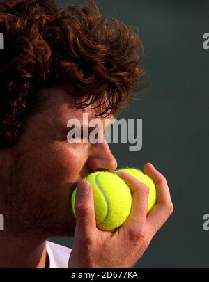 Jamie Murray, de la Grande-Bretagne, se protège de la bouche tout en donnant des instructions À l'associé de son double, Gilles Muller, Luxembourg (pas en photo Banque D'Images