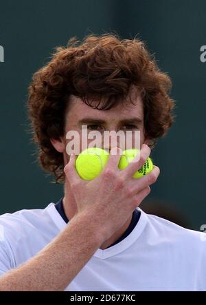 Jamie Murray, de la Grande-Bretagne, se protège de la bouche tout en donnant des instructions À l'associé de son double, Gilles Muller, Luxembourg (pas en photo Banque D'Images