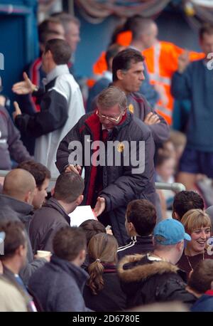 Sir Alex ferguson, de Manchester United, signe des autographes avant le début du jeu Banque D'Images