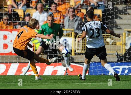 David Edwards (à gauche) de Wolverhampton Wanderers marque son deuxième but du jeu Banque D'Images