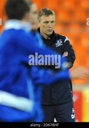 David Moyes, directeur d'Everton, surveille ses joueurs pendant l'entraînement Banque D'Images