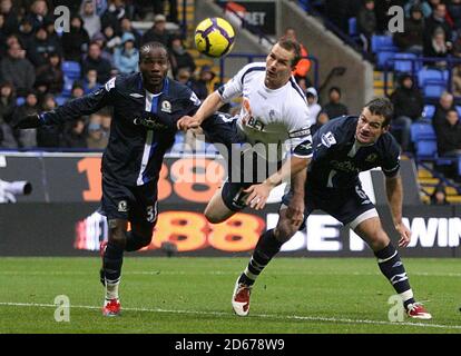 Kevin Davies (au centre) de Bolton Wanderers lutte pour le ballon avec Ryan Nelsen (à droite) et Pascal Chimbonda (à gauche) de Blackburn Rovers Banque D'Images