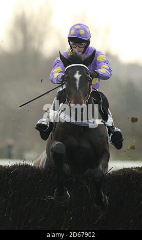 Orana Conti, monté par Jockey Thomas Phelan, saute le dernier Fence pour gagner le Leicester Annual Members handicap Steeple Chase à l'hippodrome de Leicester Banque D'Images