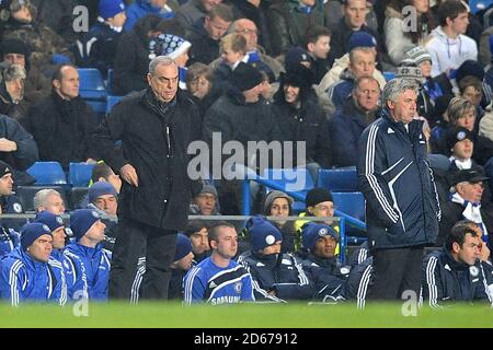 Avram Grant, directeur de Portsmouth (à gauche), et Carlo Ancelotti, directeur de Chelsea sur la ligne tactile Banque D'Images