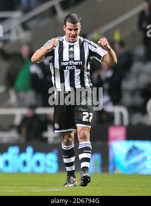 Steven Taylor, de Newcastle United, célèbre l'égaliseur de Danny Guthrie 1-1 Banque D'Images