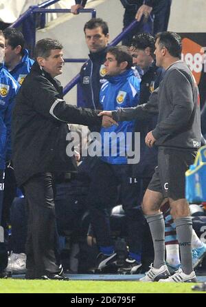 Le gestionnaire de Burnley, Brian Laws (à gauche), serre la main avec le gestionnaire de Bolton Wanderers, Owen Coyle (à droite), après le coup de sifflet final. Banque D'Images