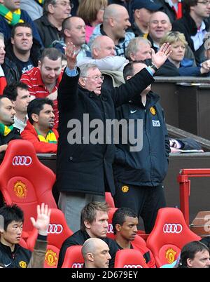 Alex Ferguson, directeur de Manchester United, fait des gestes depuis les tribunes Banque D'Images