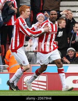 Ricardo Fuller (à droite) de Stoke City célèbre l'objectif d'ouverture avec Dave Kitson (à gauche). Banque D'Images