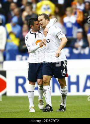 Kevin Davies (à droite) de Bolton Wanderers célèbre avec Paul, coéquipier Robinson après avoir marquant le premier but du match de son côté Banque D'Images