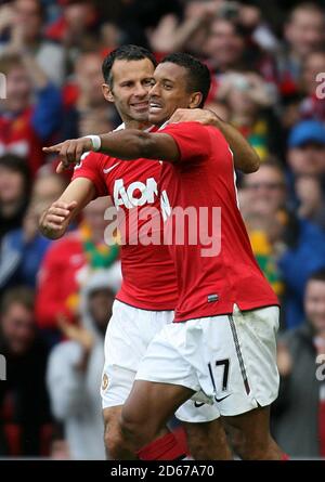 Luis Nani (à droite) de Manchester United est félicité par son coéquipier Ryan Giggs après qu'il ait terminé le deuxième but de leur côté de le jeu Banque D'Images