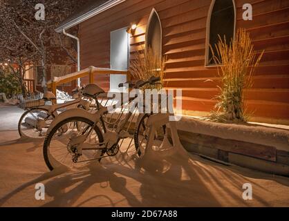 Bicyclettes à une porte arrière en hiver à Camnore, Alberta, Canada Banque D'Images