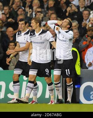 Rafael Van der Vaart (à droite) de Tottenham Hotspur célèbre le score objectif d'ouverture du jeu Banque D'Images