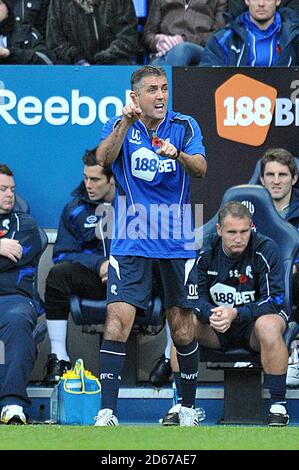 Owen Coyle, directeur de Bolton Wanderers, geste de la ligne de contact. Banque D'Images