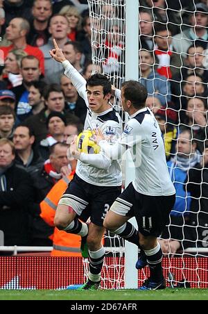 Gareth Bale (à gauche) de Tottenham Hotspur célèbre ses côtés en premier But du jeu avec le coéquipier Rafael Van der Vaart (droite) Banque D'Images