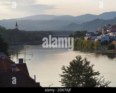 Grande rivière qui coule près d'une vieille ville européenne Banque D'Images
