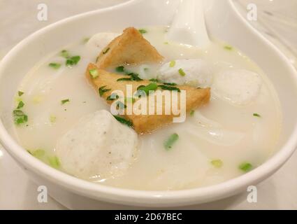 Caillé de haricots frits et boule de poisson dans la soupe blanche dans le bol pour manger Banque D'Images