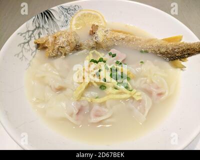 poisson frit et boulettes dans la soupe blanche bol pour manger Banque D'Images