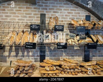 Intérieur d'une boulangerie traditionnelle avec différents types frais de pains et baguettes Banque D'Images