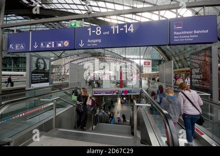 Escaliers mécaniques à la gare Hauptbahnhof de Berlin, Allemagne Banque D'Images