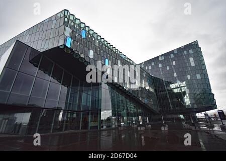 La remarquable architecture moderne de la salle de concert et du centre de conférence Harpa à Reykjavik, en Islande. Il y a une petite exposition d'art photographique à l'extérieur. Banque D'Images