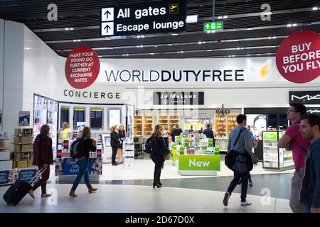 Magasins hors taxes à l'aéroport de Stansted Banque D'Images