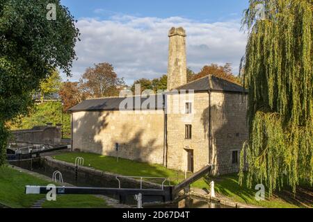 La station de pompage à côté de l'écluse 7, également connue sous le nom d'écluse inférieure, sur le canal Kennet et Avon, Bath Banque D'Images