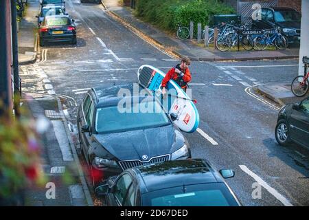 Oxford, Oxfordshire, Royaume-Uni. 14 octobre 2020. Retour à partir d'une palette. . La pluie force un stand Up Paddle Boarder à rentrer à la maison dans la soirée comme les couchers de soleil. Faites de l'exercice après avoir travaillé de chez vous. Credit: Sidney Bruere/Alay Live News Banque D'Images