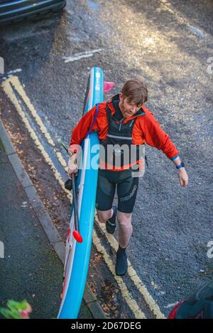 Oxford, Oxfordshire, Royaume-Uni. 14 octobre 2020. Retour à partir d'une palette. . La pluie force un stand Up Paddle Boarder à rentrer à la maison dans la soirée comme les couchers de soleil. Faites de l'exercice après avoir travaillé de chez vous. Credit: Sidney Bruere/Alay Live News Banque D'Images