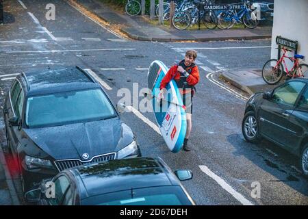 Oxford, Oxfordshire, Royaume-Uni. 14 octobre 2020. Retour à partir d'une palette. . La pluie force un stand Up Paddle Boarder à rentrer à la maison dans la soirée comme les couchers de soleil. Faites de l'exercice après avoir travaillé de chez vous. Credit: Sidney Bruere/Alay Live News Banque D'Images