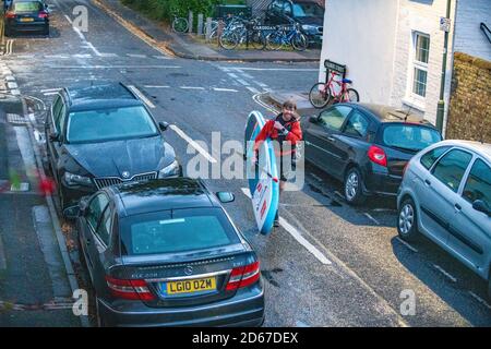 Oxford, Oxfordshire, Royaume-Uni. 14 octobre 2020. Retour à partir d'une palette. . La pluie force un stand Up Paddle Boarder à rentrer à la maison dans la soirée comme les couchers de soleil. Faites de l'exercice après avoir travaillé de chez vous. Credit: Sidney Bruere/Alay Live News Banque D'Images