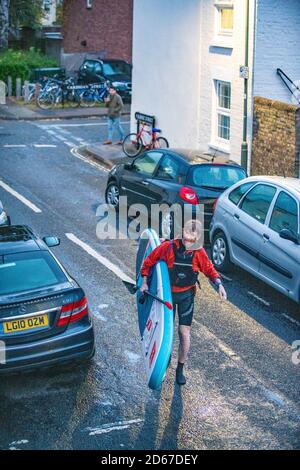 Oxford, Oxfordshire, Royaume-Uni. 14 octobre 2020. Retour à partir d'une palette. . La pluie force un stand Up Paddle Boarder à rentrer à la maison dans la soirée comme les couchers de soleil. Faites de l'exercice après avoir travaillé de chez vous. Credit: Sidney Bruere/Alay Live News Banque D'Images