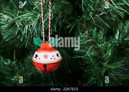 Rouge et blanc superbe boule décorée accrochée à un arbre de Noël, espace copie Banque D'Images