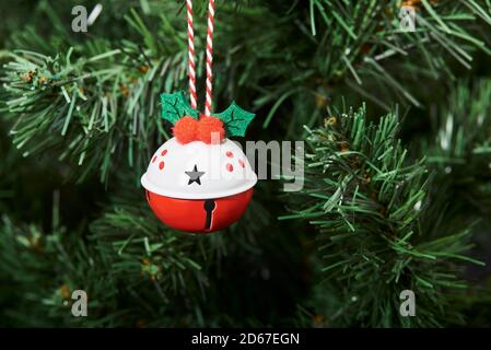 Rouge et blanc superbe boule décorée accrochée à un arbre de Noël, espace copie Banque D'Images