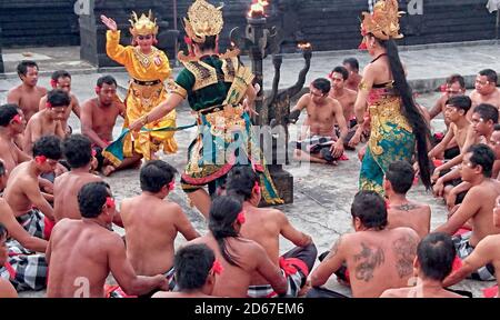 Danse de Tari Kecak, Uluwatu, Bali, Indonésie Banque D'Images