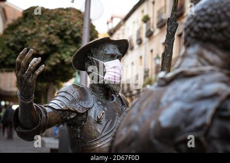 Une sculpture de Don Quijote porte un masque facial lors de l'épidémie de coronavirus à Alcala de Henares, Madrid, Espagne. Banque D'Images