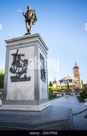 Vue sur la sculpture de Miguel de Cervantes à Alcala de Henares, Madrid, Espagne. Banque D'Images