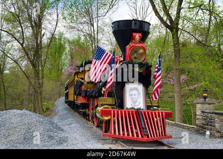 Elizabethtown, Pennsylvanie, le 2020 avril - réplique d'un vieux moteur à vapeur des années 1860 se préparer lors d'une journée de printemps Banque D'Images