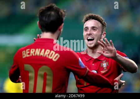 Lisbonne, Portugal. 14 octobre 2020. Bernardo Silva (L) du Portugal fête avec Diogo Jota après avoir été marquant lors de leur match de football de la Ligue des Nations de l'UEFA à Lisbonne, Portugal, le 14 octobre 2020. Crédit: Pedro Fiuza/Xinhua/Alay Live News Banque D'Images