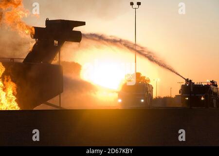 Les pompiers de Grissom, qui utilisent deux camions d'incendie, éteignent des flammes sur une maquette d'airframe lors d'un exercice d'entraînement de nuit à la base aérienne de la réserve de Grissom, Ind., le 21 mai 2015. Le service d'incendie est l'une des nombreuses organisations de Grissom qui travaillent et forment après la nuit et 24 heures sur 24 pour assurer la sécurité du personnel et de la propriété. (É.-U. Photo de la Force aérienne/Tech. Sgt. Benjamin Mota) Banque D'Images