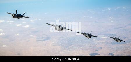 US Air Force F-35A Lightning IIS et Israel Air Force F-35I ADIRS voler en formation pendant l'exercice Enduring Lightning III au-dessus d'Israël, 12 octobre 2020. Les forces aériennes américaines et israéliennes s'entraînent pour maintenir une posture prête à prévenir l'agression régionale tout en forgeant des partenariats stratégiques dans les domaines de responsabilité du Commandement central des États-Unis et du Commandement européen des États-Unis. (É.-U. Photo de la Force aérienne par le premier Airman Duncan C. Bevan) Banque D'Images