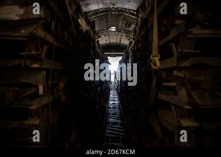 C-17 les membres de l’équipage de l’aéronef Globemaster III chargent du fret dans la baie de chargement de l’aéronef à la 332e Escadre expéditionnaire aérienne, Asie du Sud-Ouest, le 3 octobre 2020. Le 816e Escadron de transport aérien expéditionnaire, déployé avec le US Air Forces Central, est responsable de la livraison de fret et de passagers aux bases américaines et des forces de la coalition dans l'ensemble de la zone de responsabilité du US Central Command. (É.-U. Photo de la Force aérienne par le Sgt. Larry E. Reid Jr.) Banque D'Images