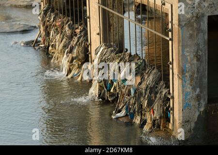 Pollution plastique, sacs et emballages piégés dans le réseau de drainage des égouts, Durban, Afrique du Sud, litière, litière, déchets humains, consumérisme, recyclage Banque D'Images