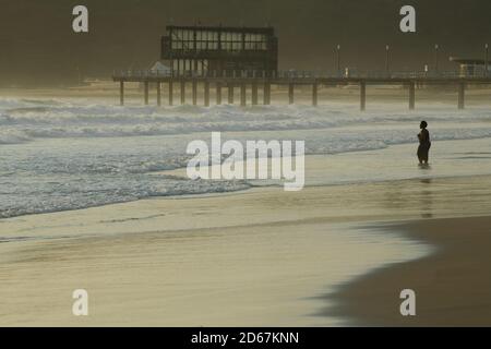 Paysage, gens, femme debout sur la plage, Durban, KwaZulu-Natal, Afrique du Sud, jetée Ushaka, humeur, atmosphère, beau bord de mer, paysages africains Banque D'Images