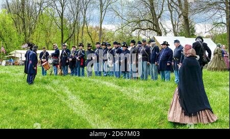 Elizabethtown, Pennsylvanie, le 2019 avril - les soldats se sont alignés pour une reconstitution de la guerre civile le jour du printemps Banque D'Images