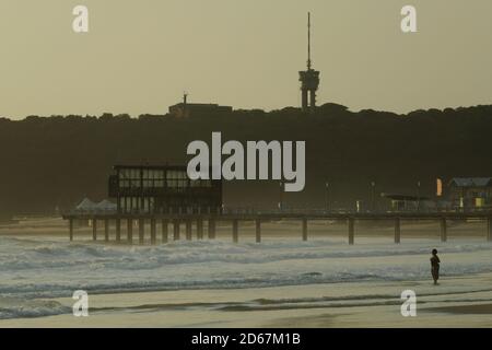 Paysage minimal, jetée d'Ushaka sur la promenade du front de mer de Golden Mile, plages de Durban, Afrique du Sud, tôt le matin, atmosphère, humeur, paysage marin Banque D'Images