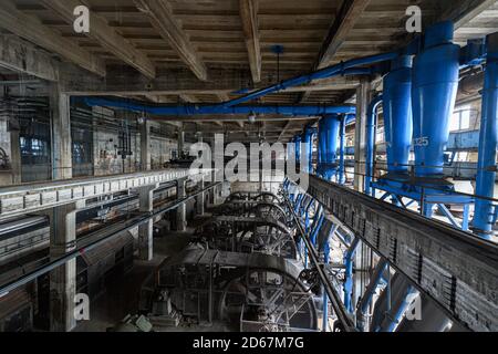 Knappenrode, Allemagne. 12 octobre 2020. Les turbines historiques peuvent être vues dans le Musée industriel Energiefabrik Knappenrode, l'ancienne usine de briquettes, aujourd'hui l'un des quatre sites du Musée industriel Saxon. Après une phase de reconstruction de trois ans, l'usine d'énergie ouvre le 16 octobre 2020 avec une nouvelle exposition permanente et de nouveaux terrains extérieurs. Credit: Robert Michael/dpa-Zentralbild/dpa/Alay Live News Banque D'Images